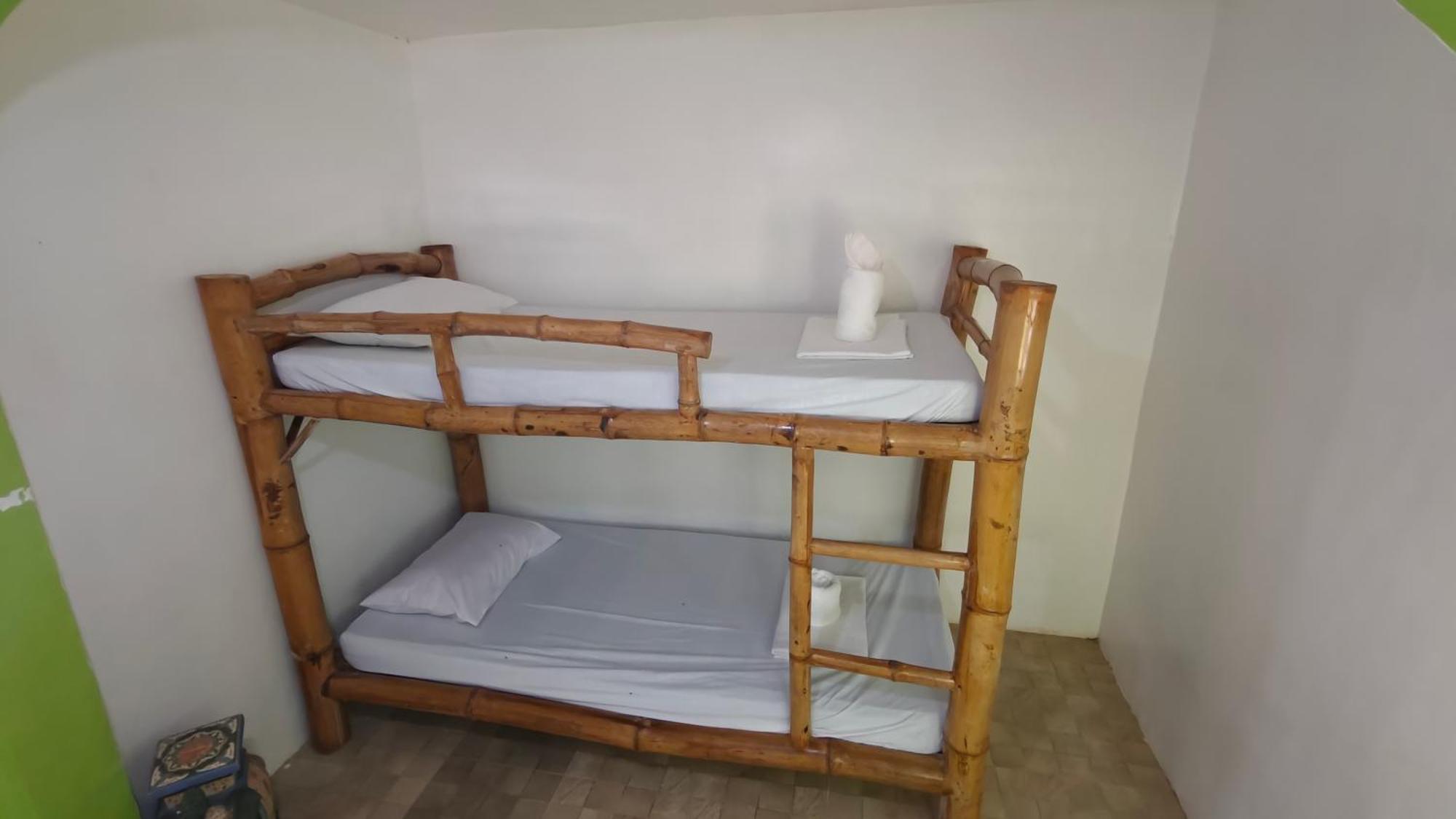 Guanna'S Place Room And Resto Bar Малапаскуа Айлънд Екстериор снимка