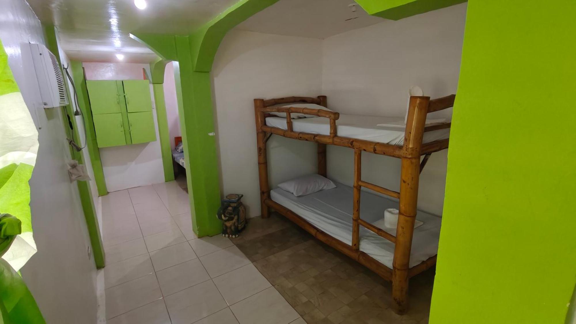 Guanna'S Place Room And Resto Bar Малапаскуа Айлънд Екстериор снимка