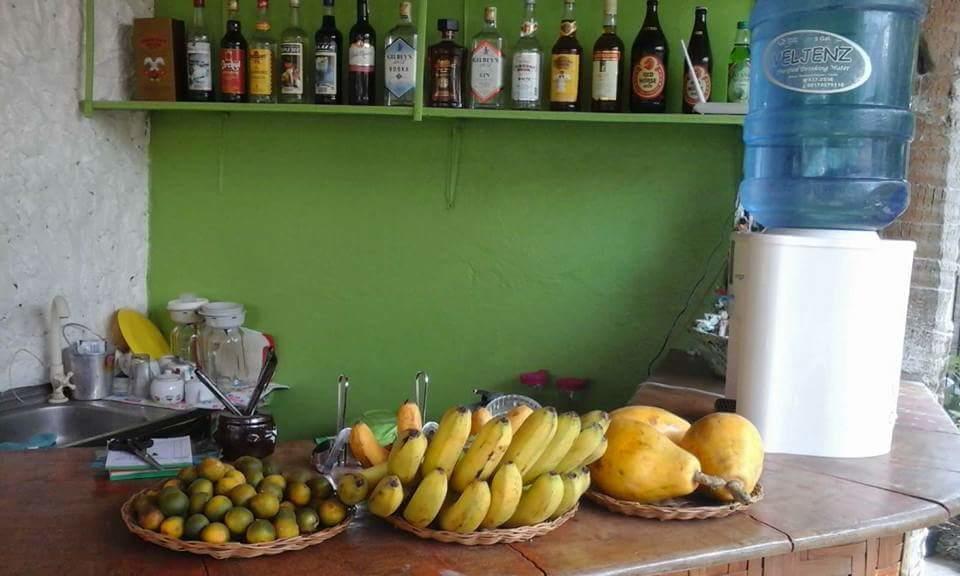 Guanna'S Place Room And Resto Bar Малапаскуа Айлънд Екстериор снимка