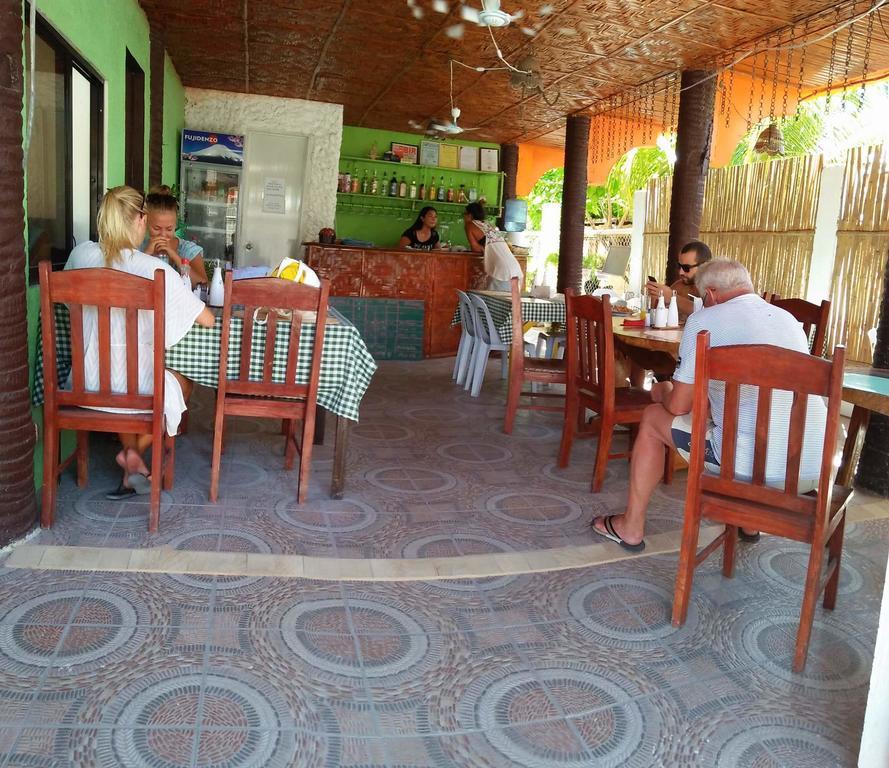 Guanna'S Place Room And Resto Bar Малапаскуа Айлънд Екстериор снимка