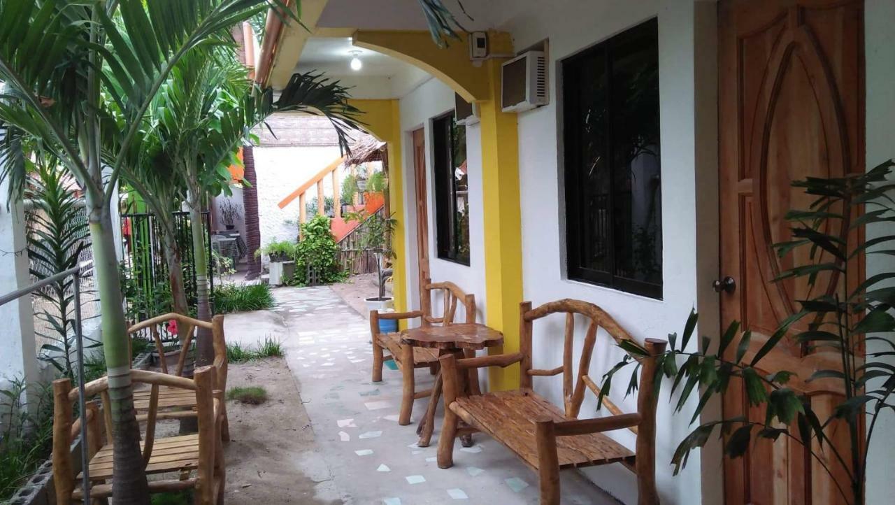 Guanna'S Place Room And Resto Bar Малапаскуа Айлънд Екстериор снимка