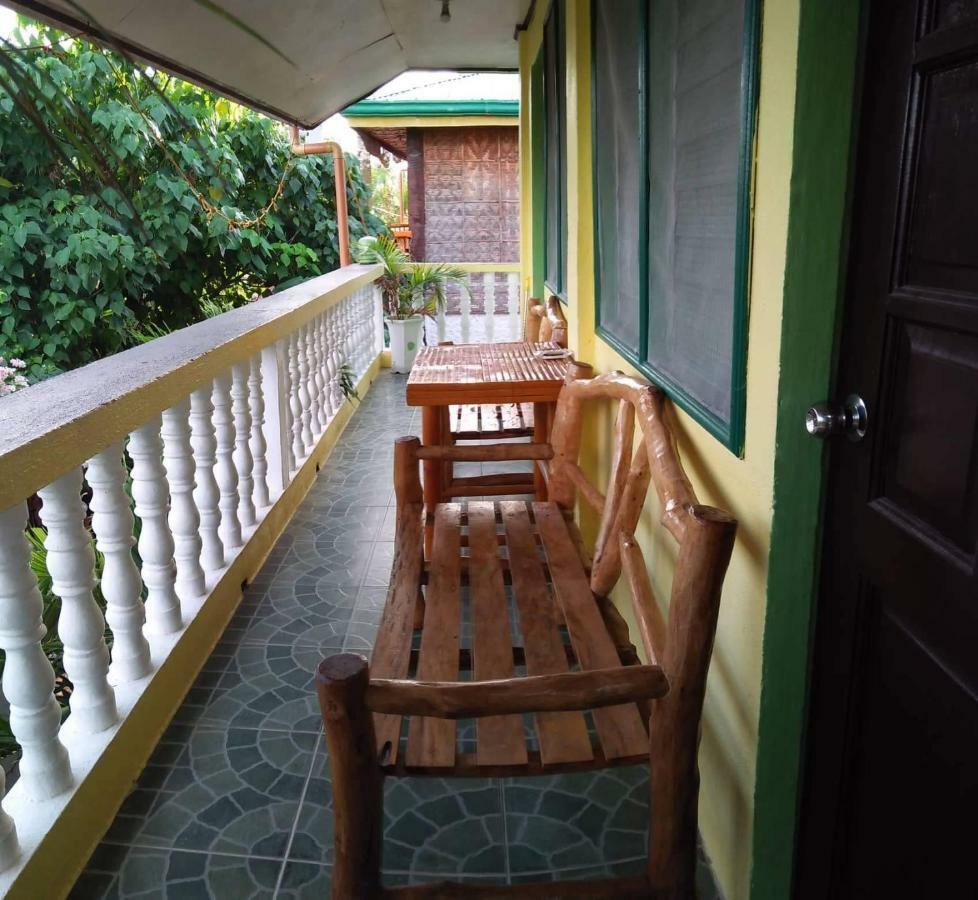 Guanna'S Place Room And Resto Bar Малапаскуа Айлънд Екстериор снимка