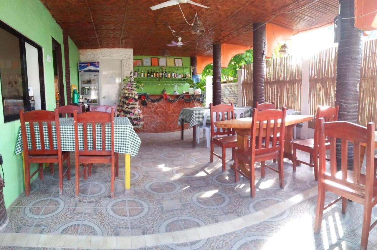 Guanna'S Place Room And Resto Bar Малапаскуа Айлънд Екстериор снимка